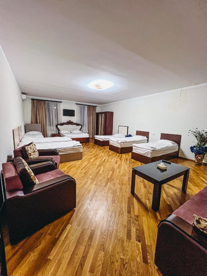 Castle Family Hotel Yerevan Exterior photo