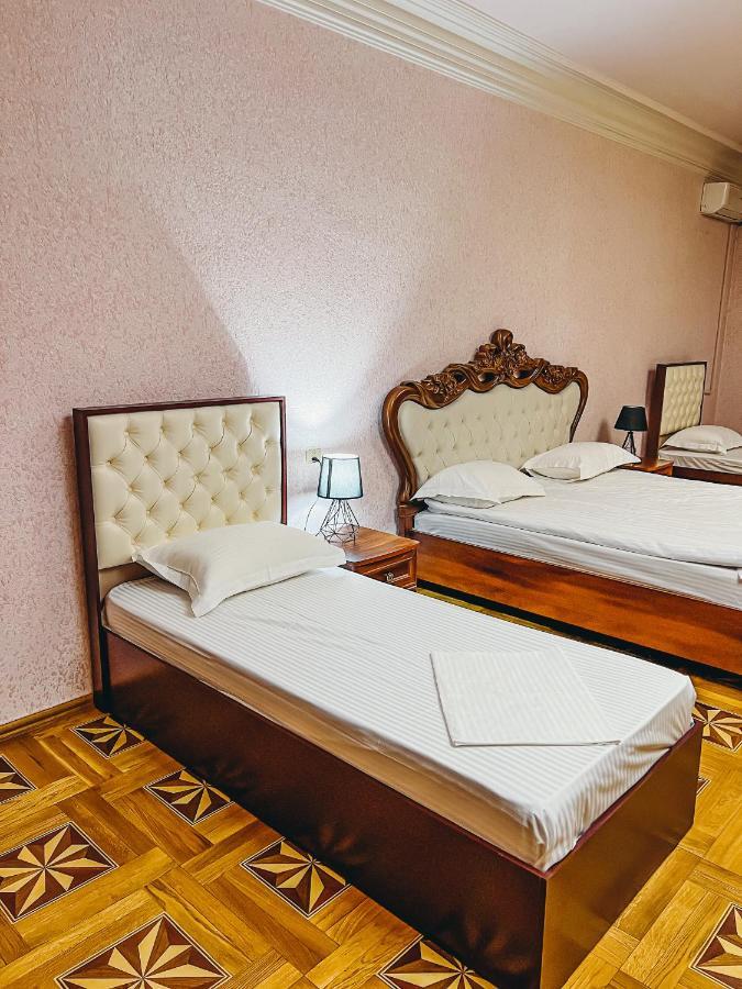 Castle Family Hotel Yerevan Exterior photo