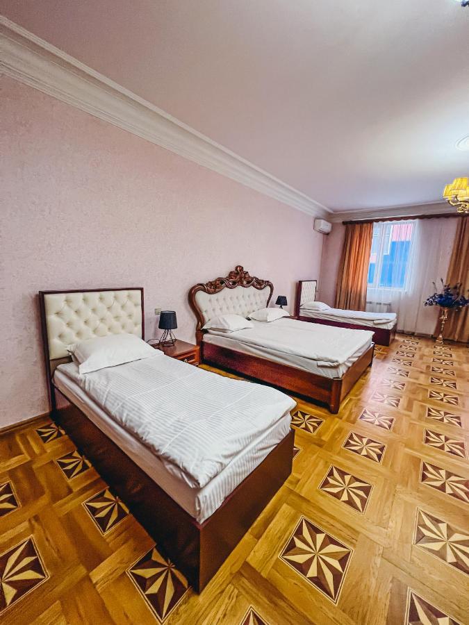 Castle Family Hotel Yerevan Exterior photo