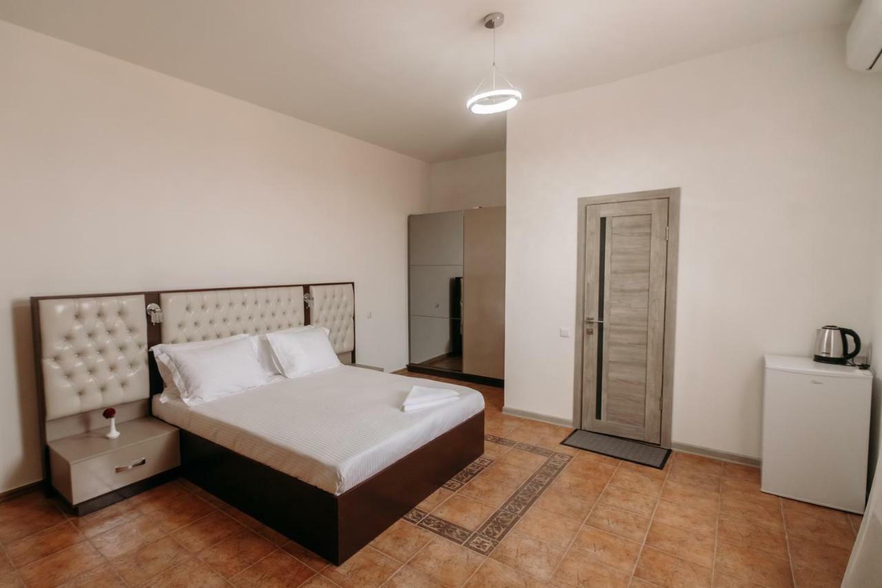 Castle Family Hotel Yerevan Exterior photo