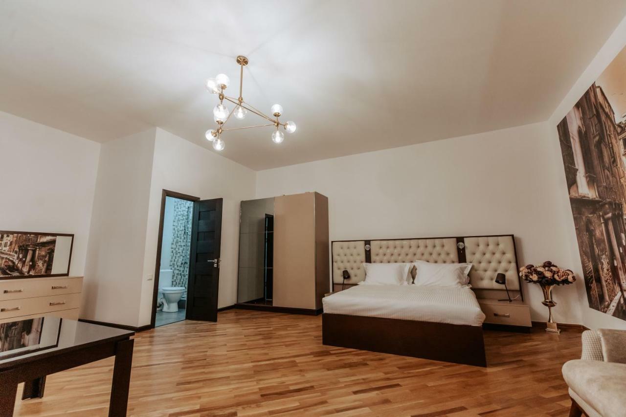 Castle Family Hotel Yerevan Exterior photo