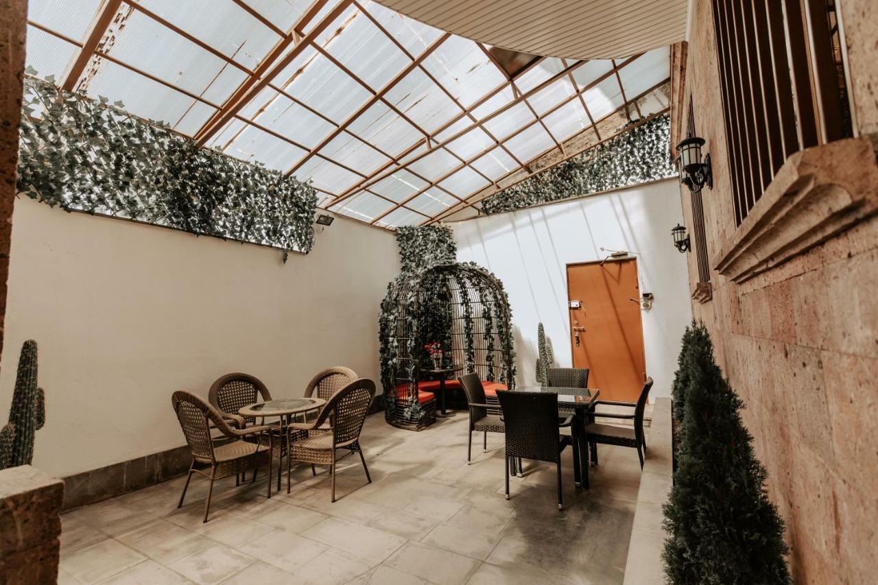 Castle Family Hotel Yerevan Exterior photo