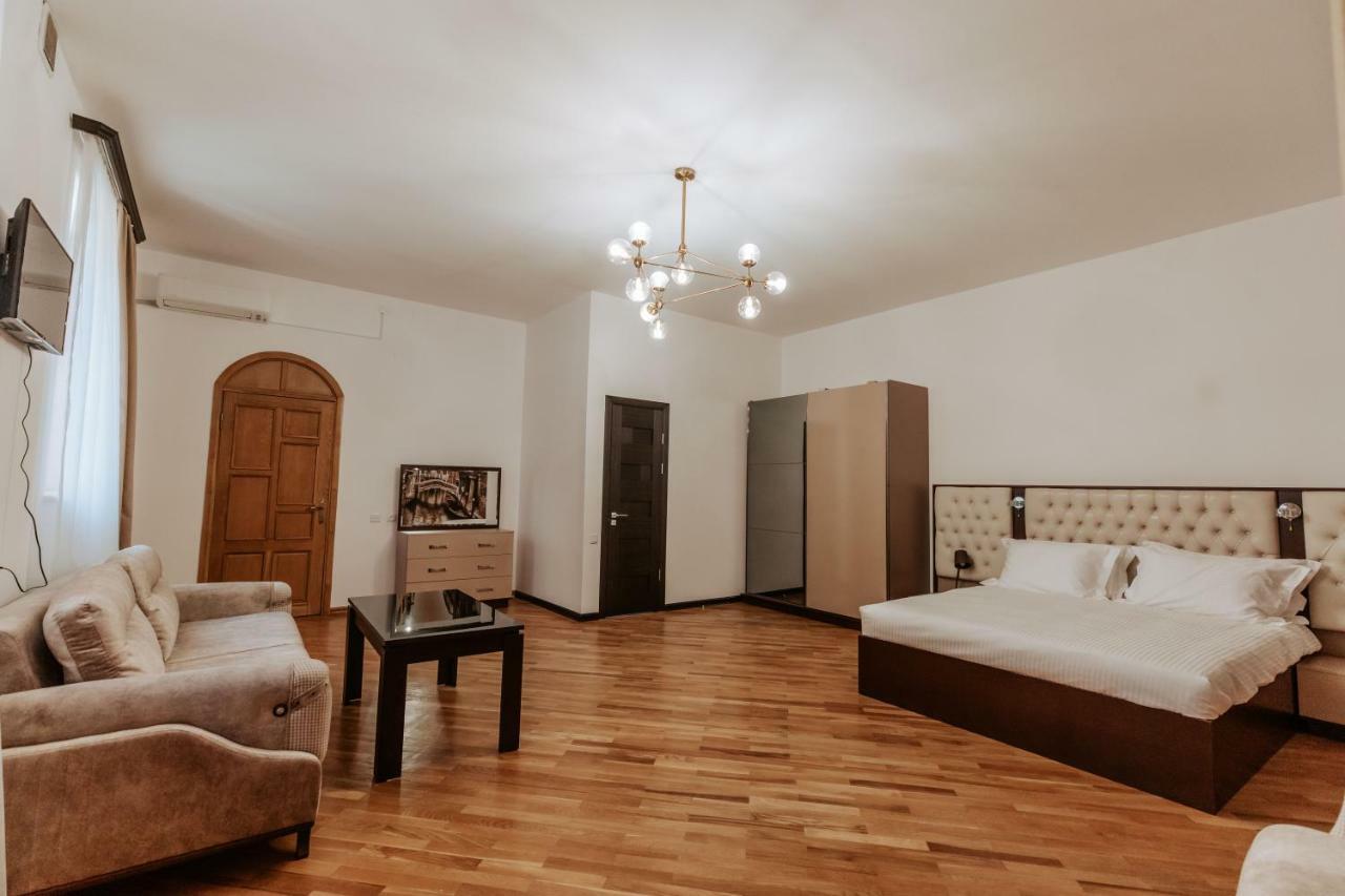 Castle Family Hotel Yerevan Exterior photo