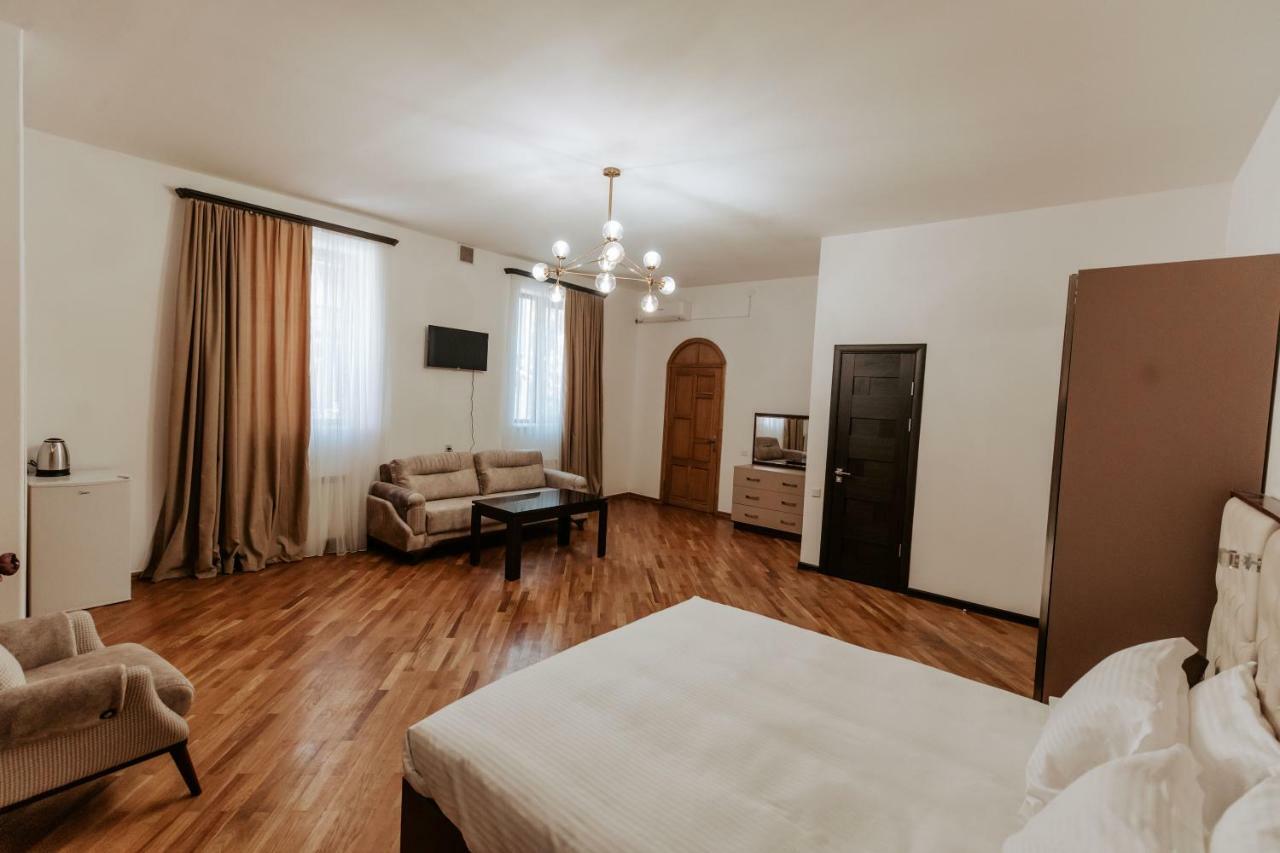 Castle Family Hotel Yerevan Exterior photo
